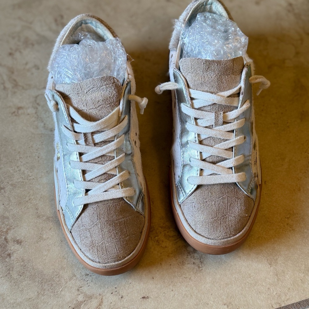 Dolce Vita size 6 Zina Sneakers in White calf hair, Tan, and gold - Picture 3 of 8